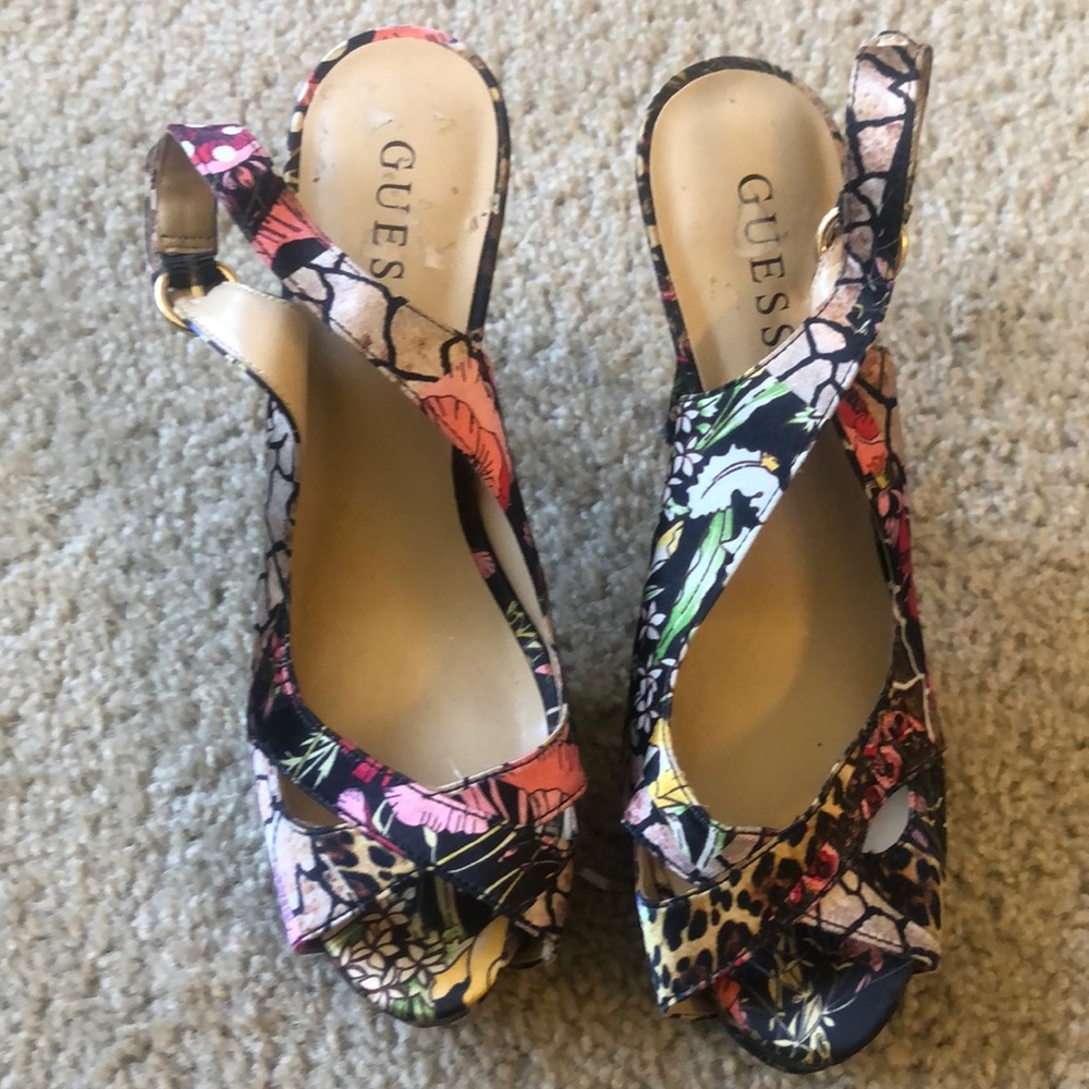 Guess!!🥰🥰 Multi-colored pumps